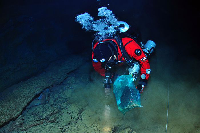 Underwater researchers participate in the survey of species that inhabit the waters of Yongcheon Cave. (photo courtesy of the Cultural Heritage Administration)