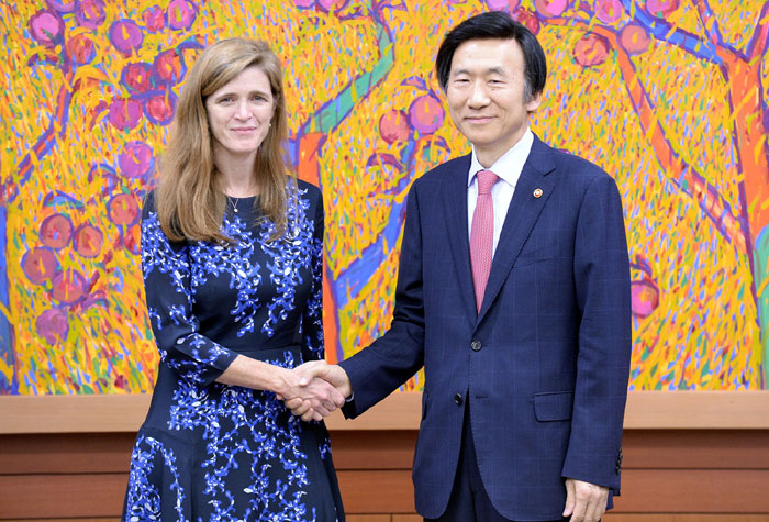 U.S. Ambassador to the U.N. Samantha Power (left) and Minister of Foreign Affairs Yun Byung-se pose for a photo at the Government Complex-Seoul on Oct. 10. They reaffirmed the will of Seoul and Washington, D.C., to work closely together in order to improve the North Korean human rights situation.