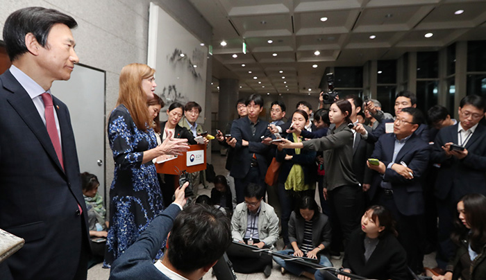 Minister of Foreign Affairs Yun Byung-se (left) and U.S. Ambassador to the U.N. Samantha Power (speaking) hold a press conference at the Government Complex-Seoul on Oct. 10.
