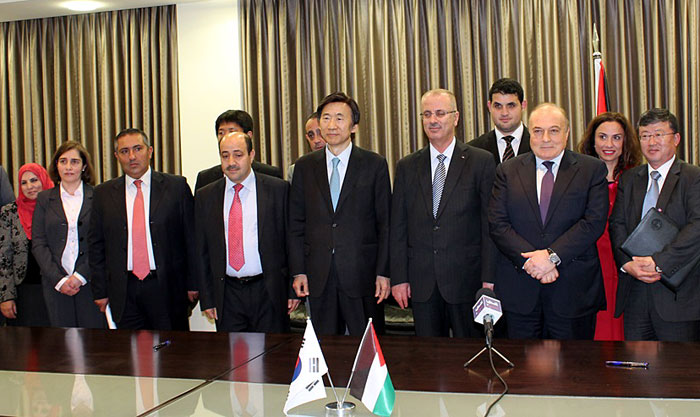Foreign Minister Yun Byung-se and Palestinian Prime Minister Rami Hamdallah hold a summit on December 22 in Ramallah, Palestine. Representatives of the two countries signed a Record of Discussions and agreed to build a training institute for public servants in Palestine.