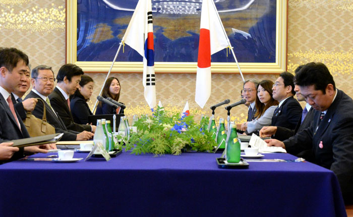 Minister of Foreign Affairs Yun Byung-se and Japanese Foreign Minister Fumio Kishida hold a Korea-Japan foreign ministers’ meeting in Tokyo on June 21.