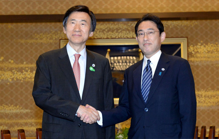 Minister of Foreign Affairs Yun Byung-se (left) and Japanese Foreign Minister Fumio Kishida attend a celebratory reception to mark the 50th anniversary of Korea-Japan modern diplomatic ties in Tokyo on June 21.