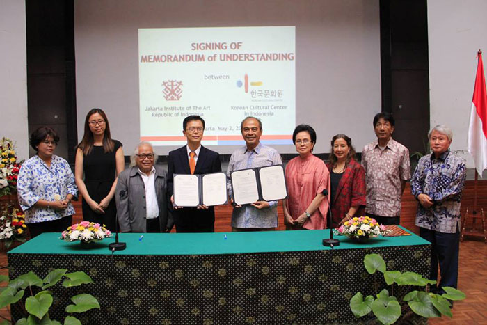  Kim Seok-gi, director of the KCC Indonesia (fourth from left), IKJ President Wagiono Sunarto (fifth from right) and other participants pose for a photo during the fine arts collaboration meeting on May 2. 