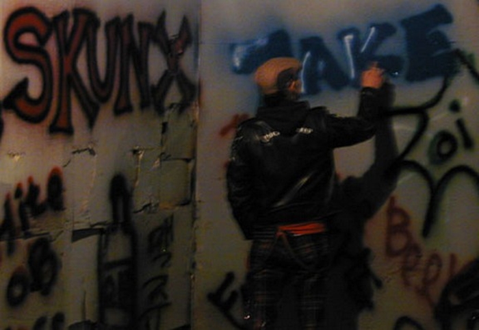 Jonghee covers the walls of the new Skunk Hell with spraypaint in -20 weather.