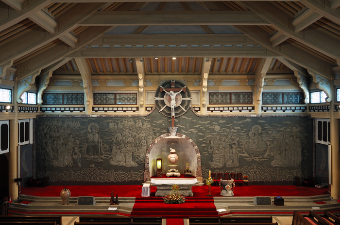 The remains of nine Catholic saints are interred at the Saenamteo Martyrs' Shrine. Eleven out of the 14 Catholic priests who were martyred in Korea died here. (photos courtesy of the Archdiocese of Seoul)