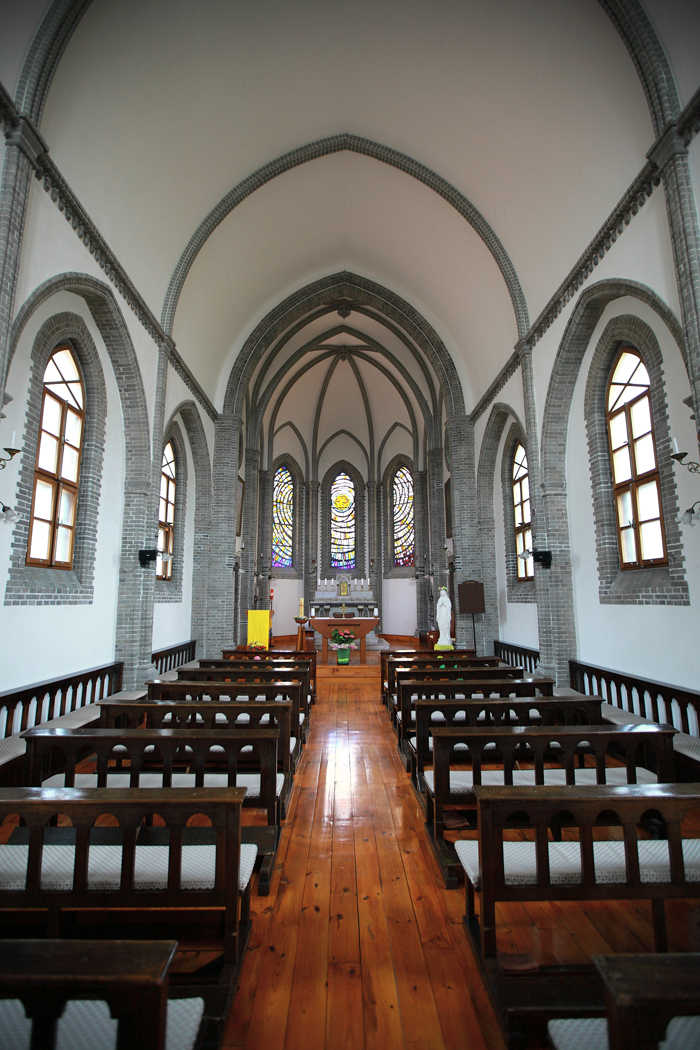 The Wonhyoro Catholic Church, part of the old Yongsan Theological School, is now inside the Sacred Heart Girls' High School. The remains of St. Andrew Kim Dae-geon were once placed inside this church. (photos courtesy of the Archdiocese of Seoul) 