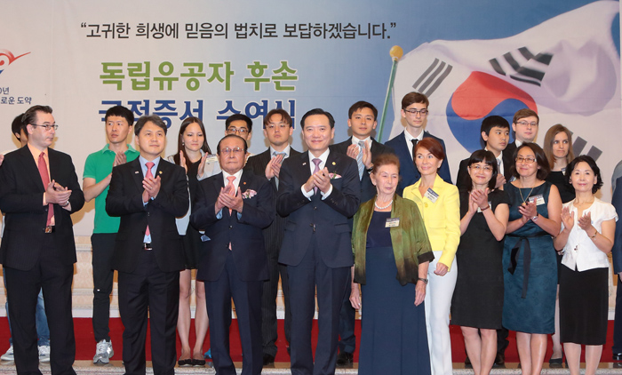 Descendants of independence activists attend a ceremony to receive nationality certificates at the government complex in Gwacheon, Gyeonggi-do Province, on Aug. 12.