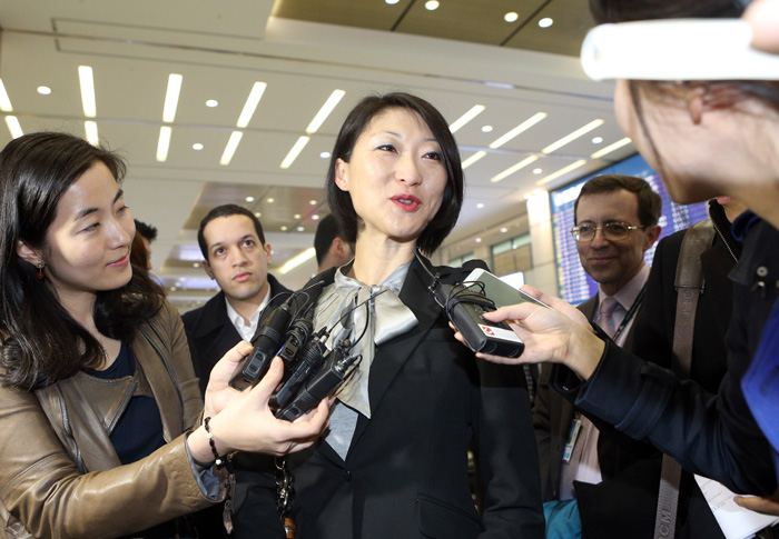 French Minister Fleur Pellerin is surrounded by crowds of reporters upon arriving at Incheon International Airport on March 23 (photo: Yonhap News). 