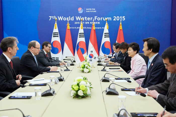 President Park Geun-hye holds a summit with Prince Albert II of Monaco, who is in Korea to attend the seventh World Water Forum 2015. They discussed various international issues, including climate change.