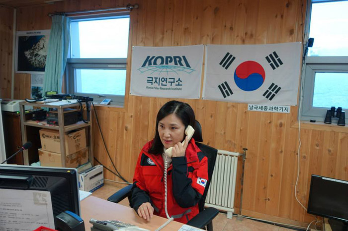 President Park Geun-hye (top) talks on the phone with Ahn In-young, King Sejong Station's principal research scientist (bottom), on April 23. 
