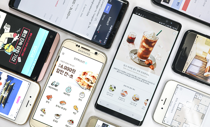 There are numerous mobile applications that offer 'online-to-offline' (O2O) services related to transportation, food delivery, accommodations and real estate. (Kim Sunjoo)