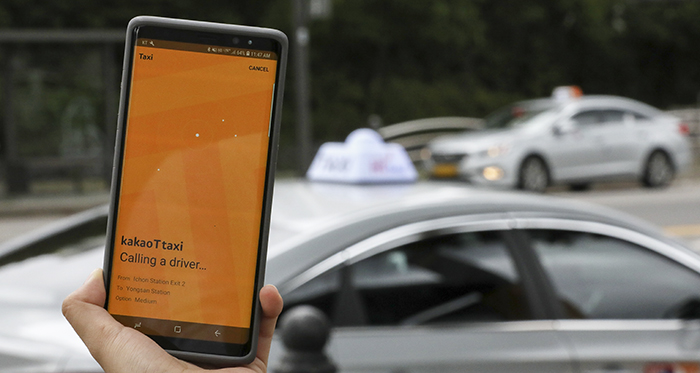 A passenger calls a cab using the taxi app Kakao T. (Jeon Han)