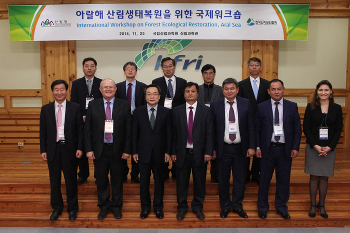 Participants in the workshop pose for a photo. 