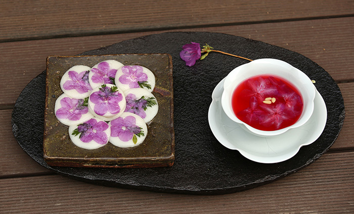 Rice cakes with azalea are an iconic food for the day of Samjitnal. The light and slightly nutty taste of glutinous rice, the sweet taste of honey and the shape of the petals amuse both the eyes and the mouth. Azalea punch is a good beverage to drink with azalea rice cakes thanks to the sour and sweet taste of the <i>omija</i> juice and honey and the beautiful color of the azalea petals. Azalea punch helps with digestion and leaves a fresh finish in the mouth.