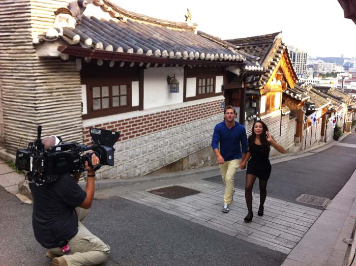  A scene from “The Bachelor” shot in Bukchon Hanok Village in northern Seoul. (photo courtesy of the Korea Tourism Organization) 