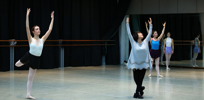 Kim Sun-hee (middle) instructs Ilaria Martucci (left) and Stephanie Schenberger (second from right) at the KNUA near the Seoul Arts Center in southern Seoul on February 12. 