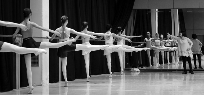 Ballet students train in a KNUA studio. 