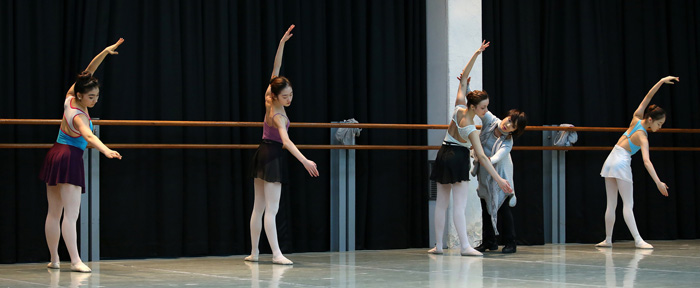 Professor Kim Sun-hee (second from right) corrects Ilaria Martucci's posture. 