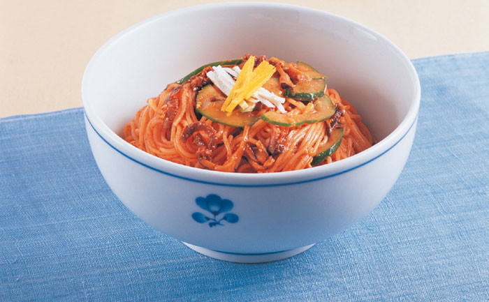 <i>Bibim guksu</i>, or spicy mixed noodles, stimulates the appetite, especially in the summer, thanks to its unique taste that harmonizes beef, pork, mushrooms, vegetables and pepper paste. In the past, people enjoyed the dish not only in the summer but also in the winter.
