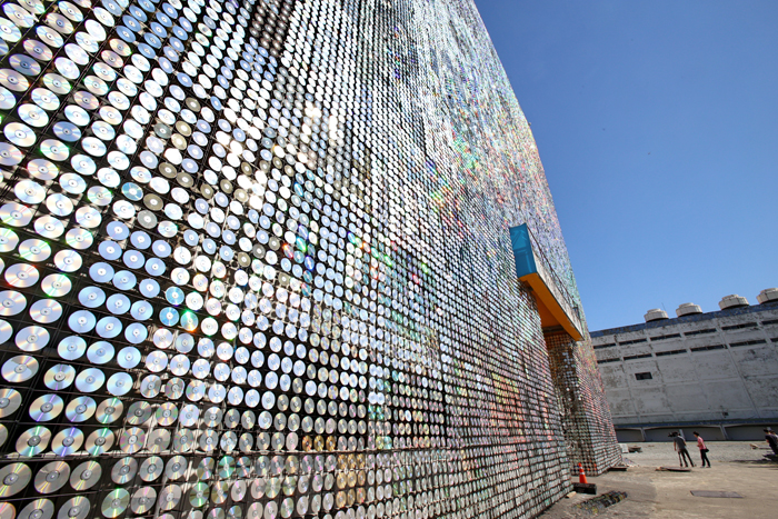 An old tobacco factory, the venue of the 2015 Cheongju International Craft Biennale, has been turned into a large work of art covered with over 300,000 CDs.