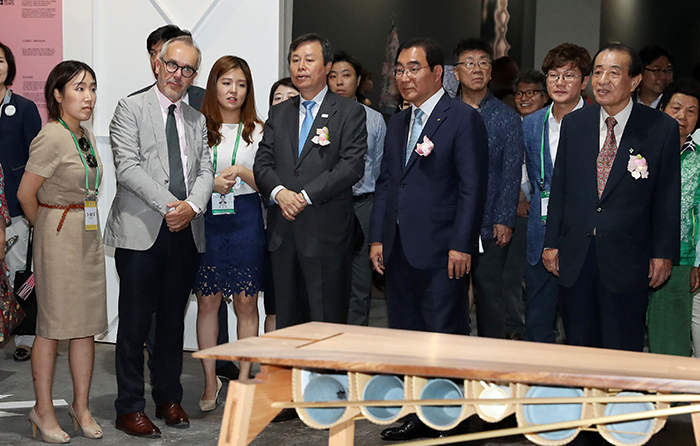 Minister of Culture, Sports and Tourism Do Jong-hwan (third from left, front row) tours the 2017 10th Cheongju Craft Biennale during the opening ceremony, at the Old Cheongju Tobacco Processing Plant on Sept. 13.