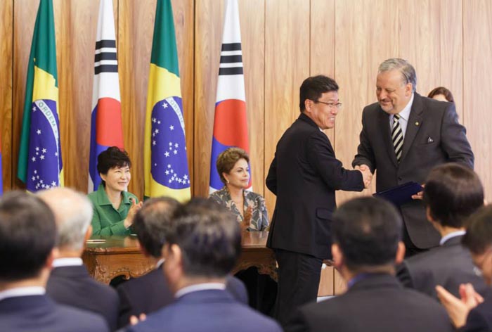  President Park Geun-hye (rear row, left) and Brazilian President Dilma Rousseff supervise the signing of an MOU after their bilateral summit. A total of 25 MOUs were signed to further diversify and deepen bilateral economic cooperation. 