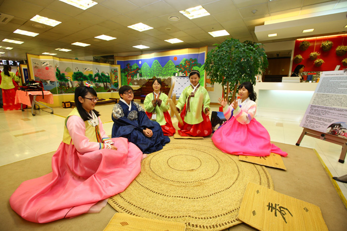 Visitors to the Korea Tourism Organization headquarters in downtown Seoul try on some Hanbok and play the game of <i>yut</i> and other folk games from February 16 and 21. 