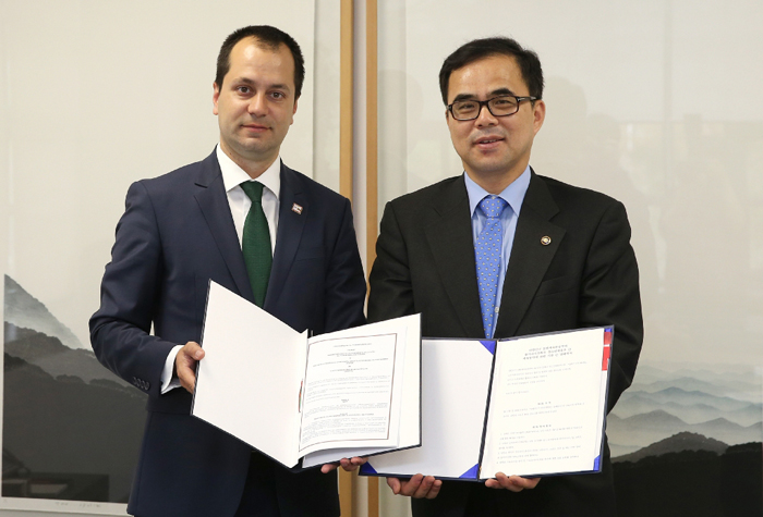 Vice Minister of Culture, Sports and Tourism Kim Chong (right) and Bulgarian Minister of Youth and Sports Krassen Kralev hold up the MOU at the National Museum of Modern and Contemporary Art in Seoul on May 14.