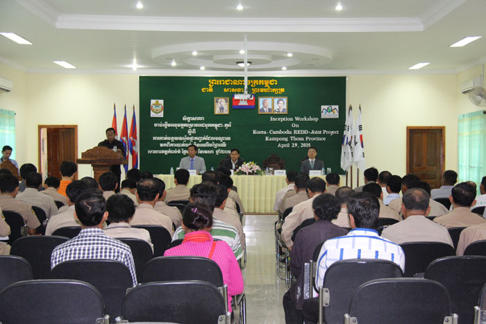The forest administrations of the two nations hold a briefing session to launch the REDD+ project to preserve tropical forests in Kampong Thom Province, Cambodia, on April 29.