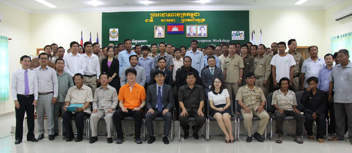 Officials and employees from the Korea Forest Service and from Cambodia's Forestry Administration gather for a commemorative photo.