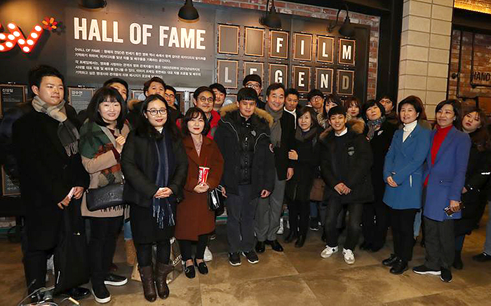 Prime Minister Lee Nak-yon (center) poses with some of his Facebook acquaintances at the Piccadilly 1958 CGV theater in Jongno-gu District, Seoul, on Jan. 14. (Prime Minister's Facebook profile)