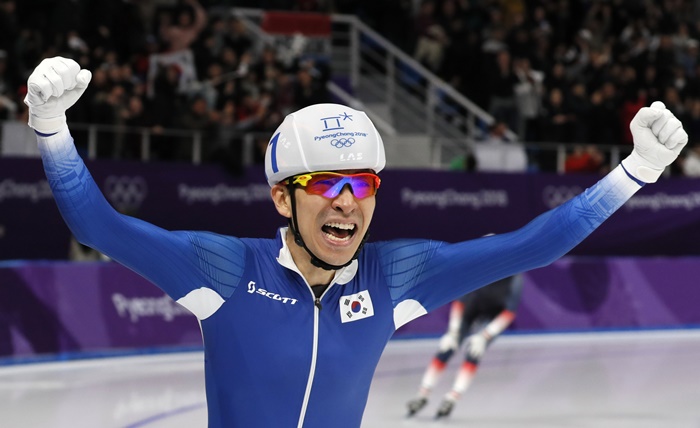 Speed skater Lee Seung-Hoon shouts for joy after winning the gold medal at the PyeongChang 2018 Olympic Winter Games in the men’s mass start event, at the Gangneung Oval in Gangwon-do Province on Feb. 24.