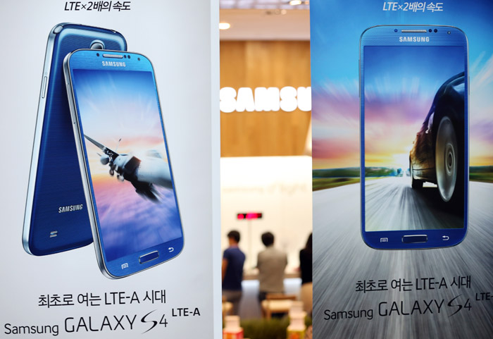  The cost of a mobile phone membership will be halved and LTE subscription fees will become more flexible. (Photo: Yonhap News) 