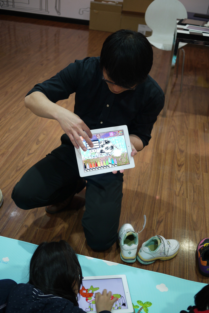  Children take part in an educational pilot program teaching them to draw on a tablet PC. (Photo courtesy of the MCST) 