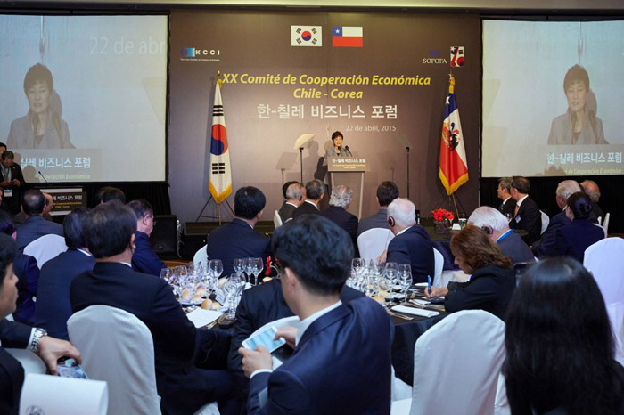 At the Korea-Chile Business Forum in Santiago, President Park recommends both nations utilize electronic commerce more actively, open up local distribution chains, and effectively reorganize logistics.