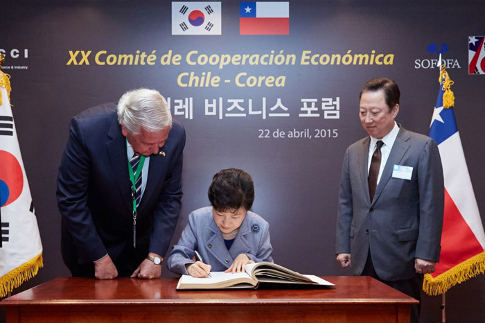 President Park Geun-hye signs a guestbook during the Korea-Chile Business Forum in Santiago.