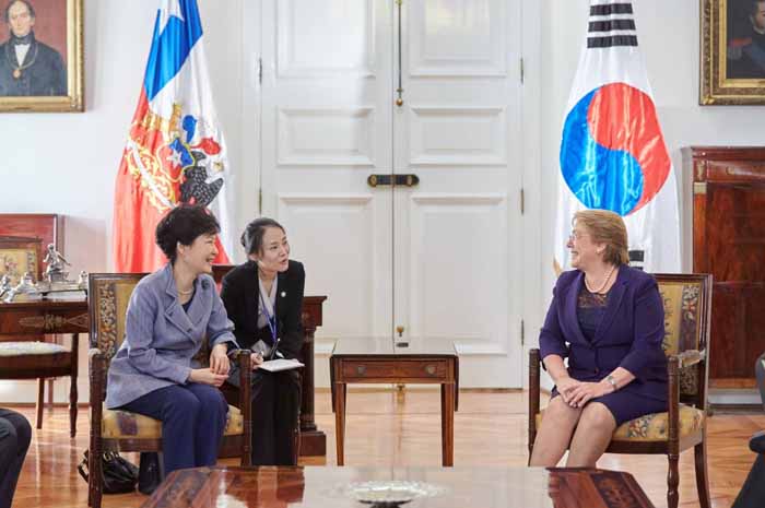 President Park Geun-hye (middle left) and Chilean President Michelle Bachelet (middle right) meet at La Moneda, the presidential palace in Santiago, on April 22.