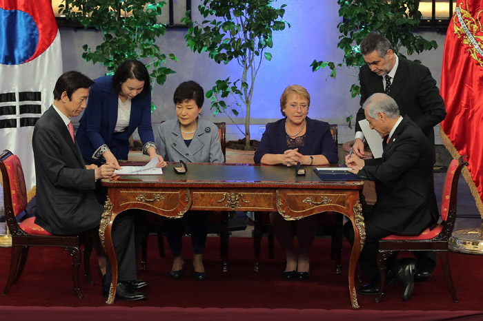 President Park Geun-hye (left) and Chilean President Michelle Bachelet oversee the signing of a memorandum of understanding at the presidential palace in Santiago on April 22.