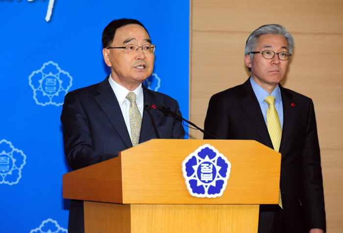 Prime Minister Chung Hong-won (left) and Minister of Culture, Sports and Tourism Kim Jongdeok make a statement in relation to the Constitutional Court's ruling to dissolve the Unified Progressive Party. 