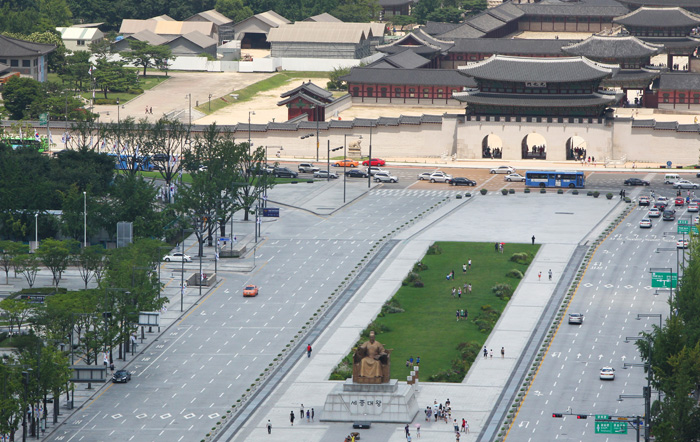  During Chuseok, the biggest holiday in Korea, roads across the country are congested with endless traffic (top), while the metropolitan downtown areas become deserted. (photos: Yonhap News) 