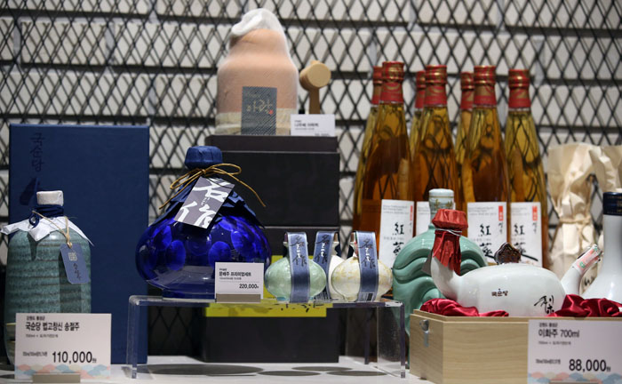  The shelves are stocked with gift sets prior to Chuseok. (photos: Jeon Han) 