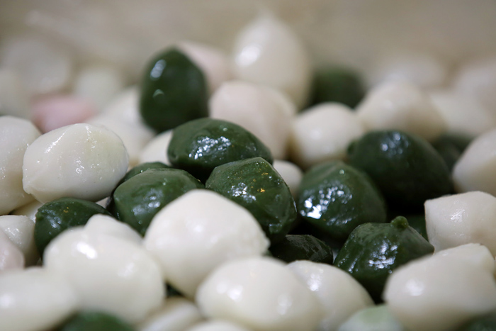  Mouth-watering <i>songpyeon</i> is ready to be served. (photo: Jeon Han) 