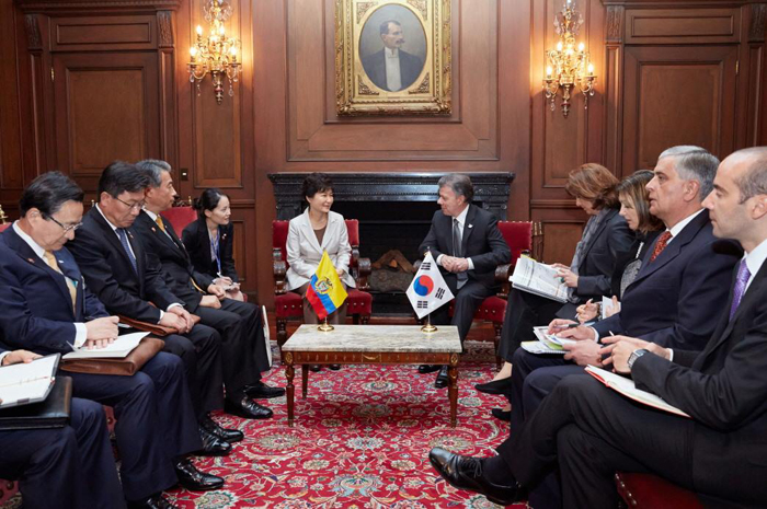 On April 17, President Park Geun-hye (center, left) meets with Colombian President Juan Manuel Santos at the Presidential Palace in Bogota to discuss bilateral issues.