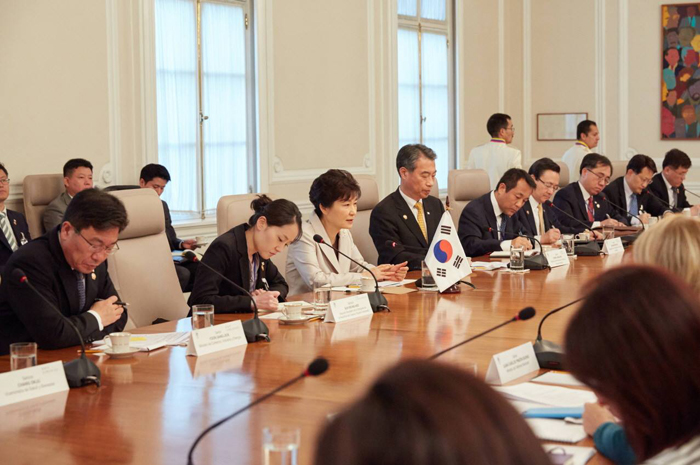 President Park Geun-hye (third from left) holds a summit with Colombian President Juan Manuel Santos. President Park said at the summit,