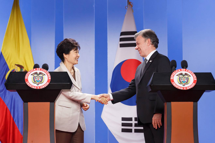 President Park Geun-hye (left) and Colombian President Juan Manuel Santos shake hands after a joint press conference, at the presidential palace in Bogota on April 17.