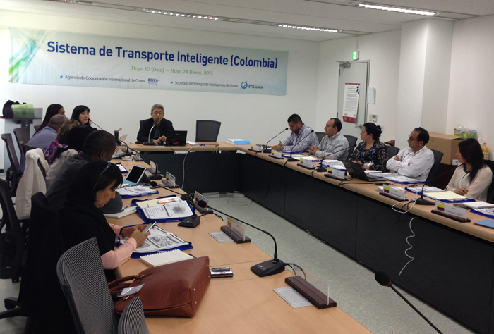 Civil servants from Colombia participate in a workshop on Korea's intelligent transportation systems.