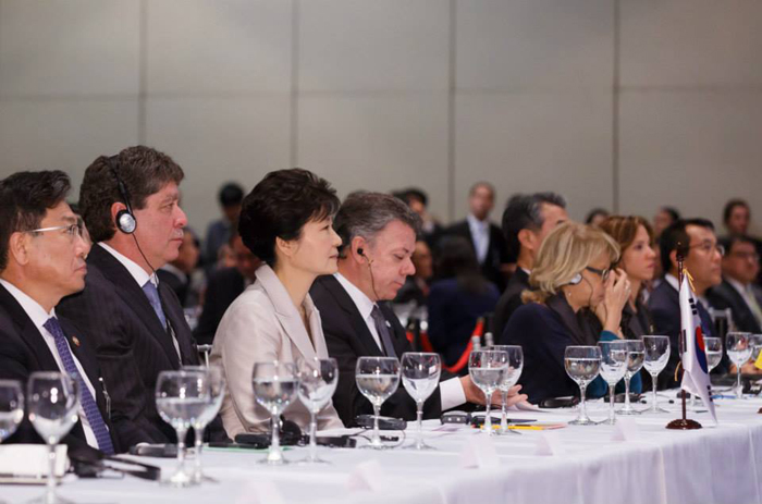 President Park Geun-hye (third from left) and Colombian President Juan Manuel Santos attend a business forum in Bogota on April 17.