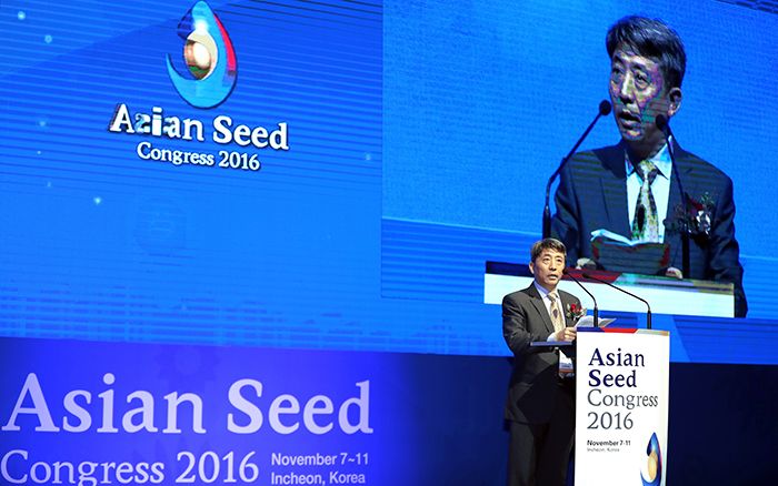 President Wang Zhiping of the Asia & Pacific Seed Association delivers his congratulatory remarks during the opening ceremony of the Asian Seed Congress 2016, in Incheon on Nov. 8.