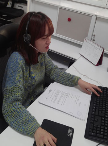 A KCA operator offers consultation services to a non-Korean speaking consumer.