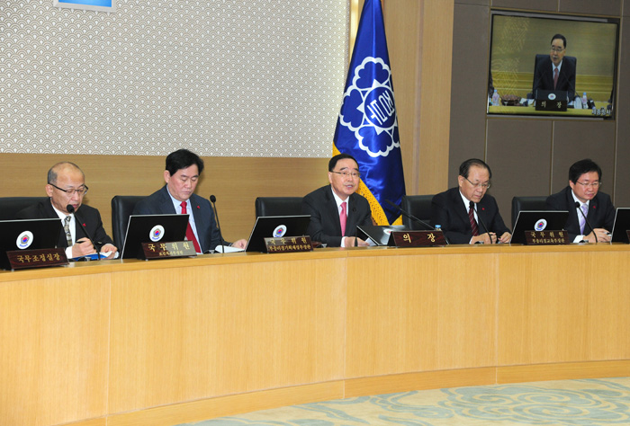 Prime Minister Chung Hongwon (middle) makes his opening remarks during a cabinet meeting on December 30. 